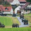 Militärfahrzeuge der US-Armee fahren durch den Ort Kleinfalz nahe dem Truppenübungsplatz Grafenwöhr in Bayern.