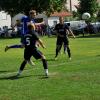 Adrian Berger (links) trifft hier zum 2:0 für die SG Bächingen/Medlingen. Wittislingens Sebastian Decker (Nummer 5) und Joshua Wengert (rechts) können nicht mehr eingreifen. 