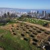 Blick auf neu gegrabene Gräber auf dem Friedhof Santa Ines in Chile inmitten der Corona-Pandemie. 