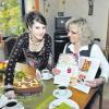 Zwei „Zuckerguss“ Bäckerinnen: Katja Wille (links) mit ihrem „doppelten Herzkuchen“. Ihr Rezept gibt’s im neuesten Heft, das ab sofort im Medien-Service-Center der Wertinger Zeitung erhältlich ist. Brigitte Wille zeigt beide Hefte. 