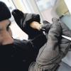 Durch gekippte Fenster oder Terrassentüren steigt ein Einbrecher im Landkreis Dillingen derzeit in Wohnungen ein. Sein Schwerpunkt liegt in Höchstädt.  