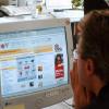 Ein Mann schaut auf seinem Computer die Internet-Seite des Auktionshauses eBay an. dpa