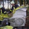 Nach dem Flugzeugabsturz im Januar 2001 räumen Feuerwehrleute im Wald bei Affing Trümmerteile zur Seite. Jörg Schneider überlebte den Unfall, er spricht selbst von einem Wunder.