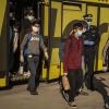 Minderjährige Flüchtlinge von griechischen Inseln gehen am Athener Flughafen zu einem Flugzeug, das sie nach Hannover bringen soll.