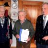 Mit dem VdK-Treueabzeichen wurde Max Hirschvogel für 70-jährige Mitgliedschaft geehrt. Von links VdK-Ortsverbandsvorsitzender Benedikt Berchtold senior, Max Hirschvogel sowie VdK-Kreisvorsitzender Wolfgang Wähnert.  	