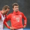 Die Bayern-Stars Harry Kane (l) und Thomas Müller waren nach der Niederlage in Bochum sehr enttäuscht.
