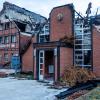 Blick auf das abgebrannte Hotelgebäude in Groß Strömkendorf bei Wismar, das als Unterkunft für Geflüchtete aus der Ukraine genutzt wurde. Das Feuer wurde offenbar absichtlich gelegt.