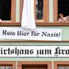 «Kein Bier für Nazis» steht an der Fassade eines Wirtshauses in Karlsruhe-Durlach bei einer Gegendemonstration zu einem Aufmarsch von Rechtsextremen.