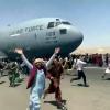 Hoffnung auf Rettung: Hunderte Menschen laufen neben einer Boeing C-17 der United States Air Force, die auf dem Rollfeld des Kabul International Airport fährt. 