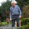 Seinen sechseinhalb Kilo schweren Hammer gibt der 84-jährige Alfred Wiedemann aus Welden nicht mehr aus der Hand. 