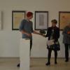 „Schrift im Experiment“, so lautet die Ausstellung der Münchner Holzbildhauerei-Studenten im Schulmuseum. Sie werden von der aus Ichenhausen stammenden Bildhauerin Barbara Quintus (Dritte von rechts) unterrichtet. 