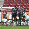 Eine von vielen Chancen für den FC Augsburg: Philipp Max schießt den Freistoß über die Mauer.