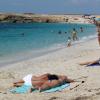 Urlauber braten an den Mittelmeerstränden bei 40 Grad und mehr im Schatten. Dieser Strand liegt an der Westküste Sardiniens. 