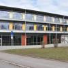 Auf dem Dach der Grund- und Mittelschule in Harburg soll eine PV-Anlage installiert werden.