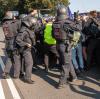 Die Polizei setzte beim Demonstrationszug gegen die Automesse IAA-Mobility an der Theresienwiese am Freitag Schlagstöcke und Pfefferspray ein.