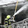 Nach einem Wohungsbrand in einer Asylunterkunft der Regierung von Schwaben im Günzburger Stadtteil Reisensburg mussten am Montagvormittag, 15. Juni 2020, etwa 30 Bewohner von der Feuerwehr in Sicherheit gebracht werden. 