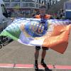 Andreas Greppmeir aus Mering mit der eigens angefertigten Jubiläumsfahne im Ziel seines 100 Marathons, den er in Irland, in Wexford, bestritt. 	 	