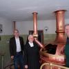 Das Ursberger Bier wird künftig von der Lindenbrauerei in Mindelheim gebraut. Die neue Aufgabenverteilung beschlossen (von links) Bernd Schramm (Geschäftsführer Bräuhaus und Brauerei Ursberg), Schwester Marianne Rauner (St. Josefskongregation) und Adolf Müller (Lindenbrauerei Mindelheim). 