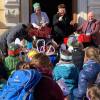 Brezen und Würste flogen nach dem alten Brauch einer Armenspeisung für die Kinder aus dem Rathaus Ziemetshausen am Fasnachtsdonnerstag. Für Bürgermeister Ralf Wetzel war die sogenannte Brezenhurre eine Premiere in seiner Amtszeit.
