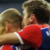 Bayerische Zärtlichkeiten: Nach seinem Treffer zum 4:0-Endstand küsst Thomas Müller seinen Teamkollegen Arjen Robben. 