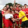 Grenzenloser Jubel: Die A-Jugend der SG Hollenbach/Alsmoos-Petersdorf hat den Landkreispokal gewonnen. Im Finale bezwang sie den FC Stätzling 4:2. Bild: Reinhold Rummel