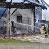 Ein großes Aufgebot an Einsatzkräften kämpft gegen die Flammen an einem landwirtschaftlichen Anwesen in Scheuring. Das Wohnhaus konnte bisher geschützt werden.