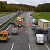 Bei einem Unfall auf der A8 nahe dem Kreuz Ulm/Elchingen wird ein Fußgänger von einem Auto erfasst.