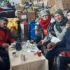 Von den Spenden der Dießener, hat Matthias Rodach (zweiter von rechts) Essenspakete für die Flüchtlinge in Bosnien gepackt. 165 Personen leben in einem zerstörten Gebäude. 