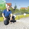 Stefan Bäumler vor der Beregnungsanlage imeigenen Garten in Wessiszell: Die Installation der Anlage hat ihn auf die Idee gebracht, eine Firma zu gründen.  