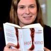 Eine Autorin mit ihrem jüngsten Buch: Silke Knäpper liest am Samstag in Roggenburg aus ihrem Roman „Hofkind“. 	