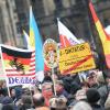 Pegida-Demonstranten auf dem Theaterplatz vor der Semperoper in Dresden.