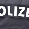 Ein Unbekannter hat die Scheibe der Fahrertür eines silberfarbenen Renault Clio in Langenneufnach verkratzt.
