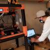 Medienpädagoge Steve Klier und sein Team in der Matrix-Werkstatt arbeiten gerne mit ihrem 3D-Drucker.