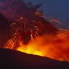 Der Vulkan Ätna spuckt bei einem Ausbruch Lava aus. Der Vulkan auf Sizilien ist am Morgen des 30. Mai wieder aktiv geworden.