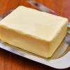 Lange Zeit war Butter fast verpönt. Mittlerweile haben Forscher allerdings nachgewiesen, dass das in Butter enthaltene Cholesterin deutlich weniger gefährlich für die Gesundheit ist als gedacht. 