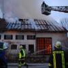 Ein leer stehender Bauernhof hat am späten Dienstagnachmittag in der Schondorfer Straße in Utting Feuer gefangen und löste einen Großeinsatz von Feuerwehr und Rettungsdienst aus.