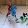 Spannend bis zum letzten Spiel war das Qualifikationsturnier der D-Junioren in Pfaffenhausen. In dieser Szene stehen sich die SG Kirchheim (rote Trikots) und die JFG Wertachtal (blaue Trikots) gegenüber.  	