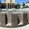 Der Brunnen auf dem Rathausplatz Gersthofen ist wegen eines kaputten Teils abgeschaltet. Aber bereits sein Aufbau gestaltete sich unerwartet schwierig.