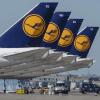 Die Lufthansa bietet ihren Kunden Gutscheine und unkomplizierte Umbuchungen als Ersatz für im Zuge der Corona-Krise gestrichene Flüge an. Doch manche möchten lieber ihr Geld zurück.