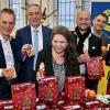 Der Lions Club übergibt Geschenke für die Häftlinge: (von links) Christine Schrupp (Sozialarbeiterin), Anton Gleich (Vizepräsident), Hans-Peter Bernhard, Zoraida Maldonado de Landauer (JVA Leiterin), Roland Blücher (Präsident), Jürgen Kohler, Walter Artmeier (Leiter des allgemeinen Vollzugsdienstes). 