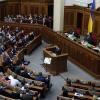 Präsident Wolodymyr Selenskyj (M) hält Anfang Februar 2022 im Parlament in Kiew eine Rede. Drei Wochen später wurde die Ukraine von Russland angegriffen.