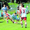 Der Kissinger SC (blau-weiß) legte beim 2:1-Sieg gegen den Bezirksligisten TSV Aindling II eine überzeugende Vorstellung hin. Das Team von Jochen Hoffmann scheint für die Punktrunde gerüstet. Foto: Rudi Fischer