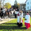 Kirchliche Segnung gab's nach alter Tradition beim Leonhardiritt im Thiehauptener Ortsteil Hölzlarn. Foto: Josef Abt