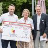 Über 30.000 Euro Spendensumme freuen sich Hauptsonsor Martin Jennissen, Ellinor Scherer, die Kuratoriumsvorsitzende der Kartei der Not, und Jakob Schweyer, Präsident des Golfclubs Augsburg. 