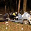 Die Feuerwehr musste eine 20 Jahre alte Autofahrerin nach einem Unfall zwischen Schönenberg und Ettenbeuren aus ihrem total zerstörten Auto befreien.