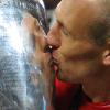 Münchens Arjen Robben küsst die Champions-League-Trophäe.