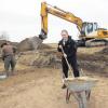 Wehringens Bürgermeister freut sich über den Fortschritt im neuen Gewerbegebiet Hochfeld. Sobald die Archäologen ihre Untersuchungen beendet haben, soll im April mit dem Kanalbau die Erschließung beginnen.  