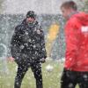 FCA-Trainer Manuel Baum und seine Spieler starteten bei dichtem Schneetreiben in die Trainingswoche.