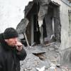 Das von der staatlichen russischen Nachrichtenagentur Sputnik veröffentlichte Bild zeigt einen Mann in der Nähe eines nach Beschuss zerstörten Wohnhauses in dem Dorf nördlich von Donezk.