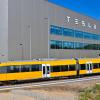 Der neue Shuttlezug von Tesla fährt zum Bahnhof der Tesla Gigafactory Berlin-Brandenburg.